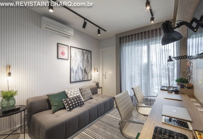 Neste ambiente, a composição de móveis, cores e texturas tem como mote imprimir a marca do seu usuário - Revista InterArq | Arquitetura, Decoração, Design, Paisagismo e Lifestyle