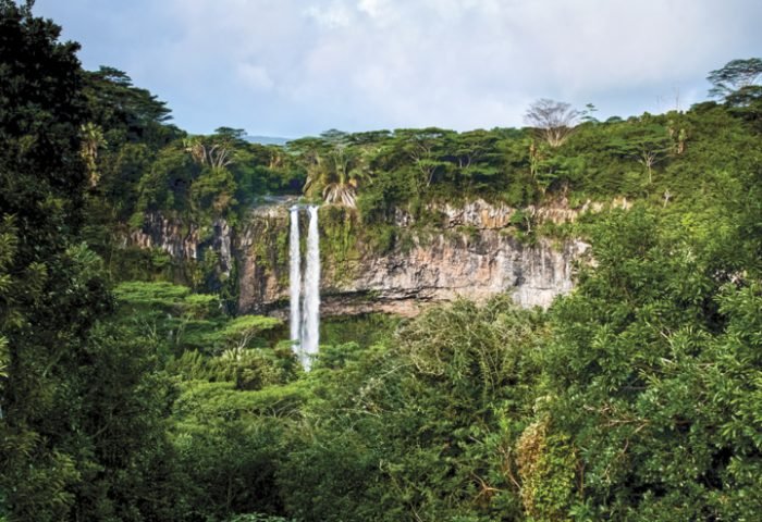 Exuberante, a natureza pode ser apreciada em diversos lugares das ilhas. Na foto, a Cachoeira da Terres de Couleurs 