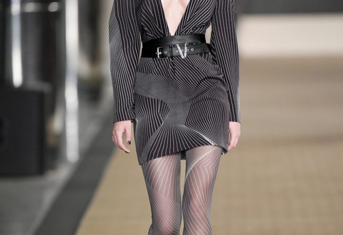 Conjunto da Lilly Sarti, na SPFW N48. O preto é uma aposta certeira, já que a cor nunca sai de moda, além da tendência de mangas exageradas e croppeds, que está em alta nas coleções dos últimos desfiles de moda
