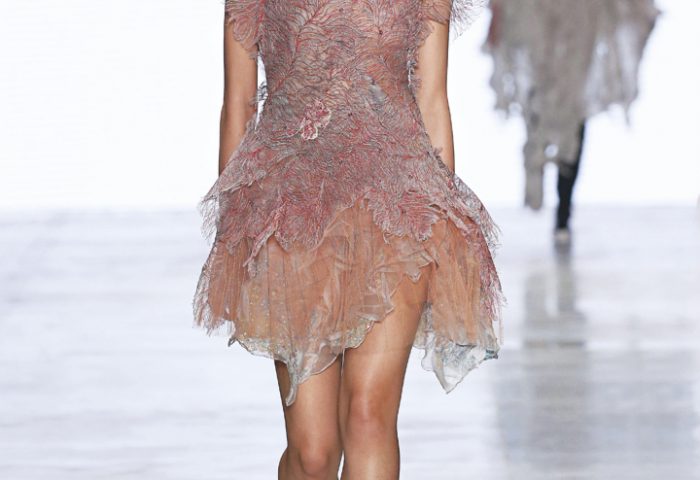 Vestidos curtos, cheios de transparência e bordados são escolhas acertivas. Acima, vestido de Lino Villaventura, na SPFW N48