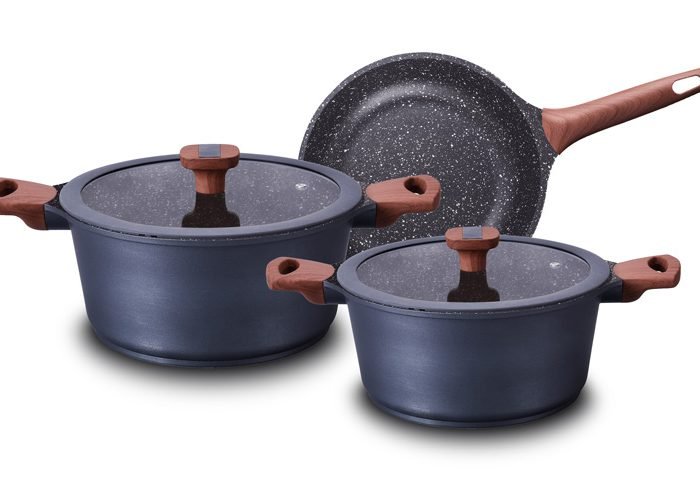 A MTA lançou o conjunto de panelas Titanium. Sua composição em alumínio injetado de 5mm de espessura, garante aquecimento uniforme e seu revestimento cerâmico marmorizado assegura alta performance em antiaderência para o melhor desempenho durante o uso. Suas tampas de Vidro temperado contam com uma melhor vedação devido ao anel de silicone em suas bordas. Seus cabos em soft-touch dão um acabamento ainda mais sofisticado a cada peça. 