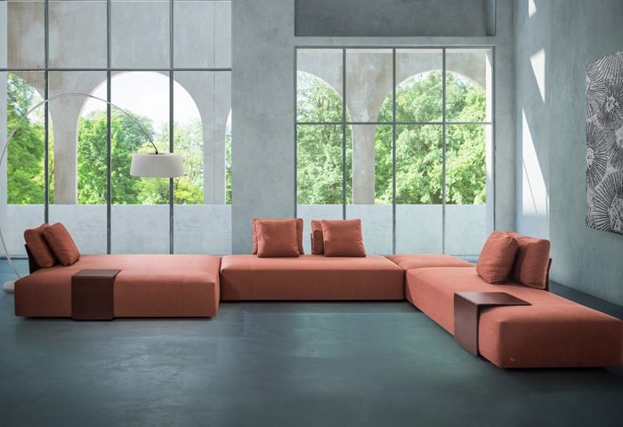 A Bell’Arte lança três estofados assinados pelo designer Ricardo Barddal. Diferentemente dos modelos convencionais de sofás camas, que se alternam entre as funções sofá e cama de casal, o sofá Rocky é o verdadeiro 5 em 1. Um mecanismo exclusivo - desenvolvido pela própria Bell'Arte - permite que um sofá de linhas limpas e braços finos se transforme em duas poltronas, uma poltrona e uma chaise, duas chaises, duas camas de solteiro ou uma cama de casal. Na posição aberta, o modelo oferece ainda uma conveniente mesa de centro equipada com entrada USB. 
