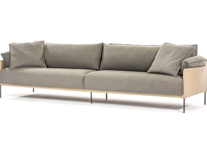 Especializada na fabricação de estofados em tecido, a Century anuncia o lançamento de quatro novos modelos com padrão de conforto Cozy:  Cusco, Lima, San Andres (foto) e San Luiz. Pensados para quem gosta de chegar em casa e se jogar no sofá, os produtos oferecem conforto e aconchego, pois são produzidos a partir da composição de espuma de alta densidade e maciez, que conferem estrutura e o efeito molejo às peças. Com um visual despojado, combinam com qualquer tipo de decoração. 