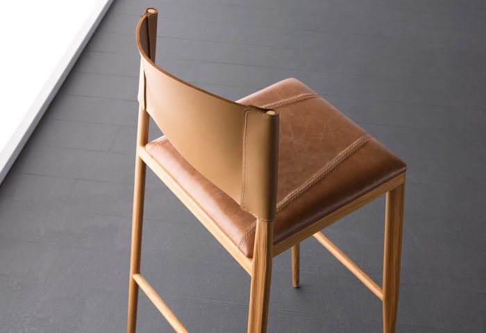 A Doimo traz para a ABIMAD'29 peças criadas pelo arquiteto Marcelo Ligieri, que dirige a área de desenvolvimento de produtos da empresa. Atenta às principais tendências e com um portfólio que traduz a simplicidade, criatividade e tecnologia, compondo um cenário que se adapta a todos os estilos de vida, a empresa apresenta a Cadeira MAG, produzida em couro reconstituído com assento em tecido. A banqueta ALE (foto), com assento estofado, soleta natural e metal folheado e a mesa de centro e lateral TAO, confeccionada em metal e vidro.