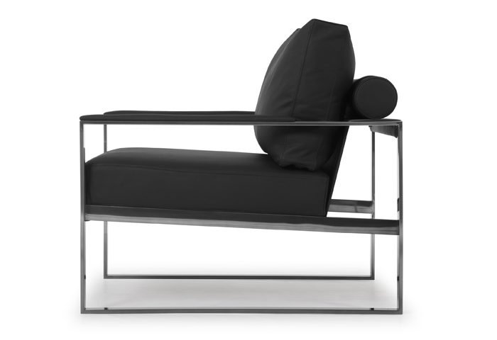 Com design assinado por Alessandro Ansolin, a Escal apresenta a poltrona Izzy. Com traços finos que contrastam com seu tamanho imponente e evidenciam toda sua beleza, o produto foi desenvolvido para que se adeque facilmente em ambientes residenciais e comerciais, podendo ser produzida em aço inox polido e mais 11 opões de pintura. A personalização do revestimento pode ser feita em cinco tipos de couro natural e mais de 70 tecidos. Além disso, seu assento de espuma e encosto em fibra siliconada proporcionam maior conforto e durabilidade. 