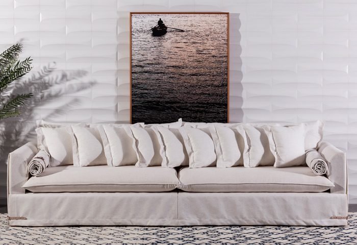 Um dos destaques do novo catálogo é o sofá Berlim, que chama atenção pelo design moderno e arrojado. Ideal para arrematar o projeto de um living contemporâneo, ele chama atenção pelas linhas retas, os pés de alumínio e as almofadas soltas, que permitem diferentes composições.
