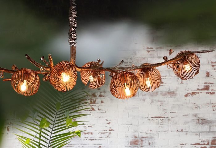 Entre os lançamentos da Helizart está a luminária Galho Oca. A luminária possui uma arquitetura orgânica e propõe um alinhamento entre a natureza e o ser humano. Inspirada em elementos naturais para trazer vida e leveza ao seu espaço.