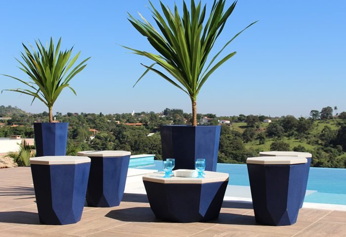 A novidade esse ano da Japi, são os vasos de jardinagem da marca que têm como diferencial o design, que dá novas formas e possibilidades às peças. Entre elas o Vaso Gota e o Banco/Vaso Octagonal (foto)