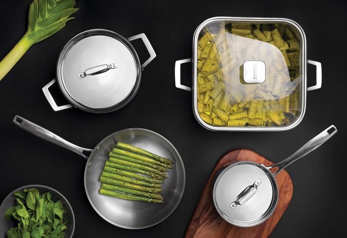 Mistura de estilos moderno, clássico e jovem predominam entre os lançamentos da Tramontina. Experiências gastronômicas receberão um toque ainda mais especial com a nova linha Grano TecnoHeat. O diferencial está no corpo triplo (aço inox + alumínio + aço inox) das
peças que garantem o equilíbrio na temperatura - com calor constante, velocidade no cozimento e facilidade de limpeza, a partir do corpo e fundo sem emendas.