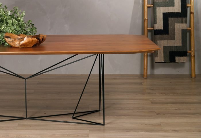 A designer Larissa Diegoli assina os produtos que a Mobilier apresenta na 29ª edição da ABIMAD. Entre os destaques estão o puff e poltrona Tojo, as mesas de jantar Facetas, Figueira e Dobra e as cadeiras Strombo e Imbé, com encosto em couro soleta e desenho a laser. 
