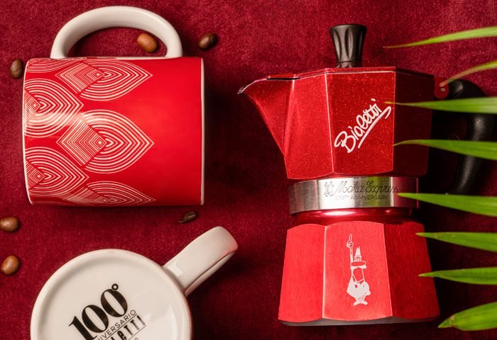 
A Moka Espress Centenary, é uma edição limitada da marca italiana Bialetti, para comemorar os seus 100 anos. Quem traz a novidade da marca ao Brasil  é a Imeltron.
