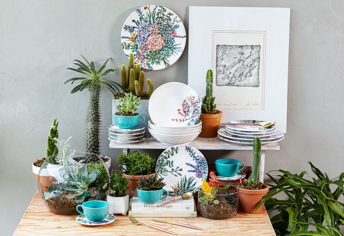 Grandes novidades completam o portfólio da Oxford este ano são talheres, facas, novos modelos de pratos, produtos leves para servir ao ar livre, e muito mais. Produtos com cores e estampas que irão encantar a todos, como a coleção de cerâmicas Unni Bothanica da foto.