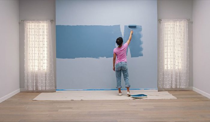 3. Pintar a seção do meio  Pinte a seção do meio com a segunda cor mais clara (na foto, usamos o Azul Esportivo SW 6522). Use um rolo para obter uma aparência uniforme. A divisão de uma cor para a outra não precisa ser perfeita, pois após essa etapa haverá uma mistura de tons