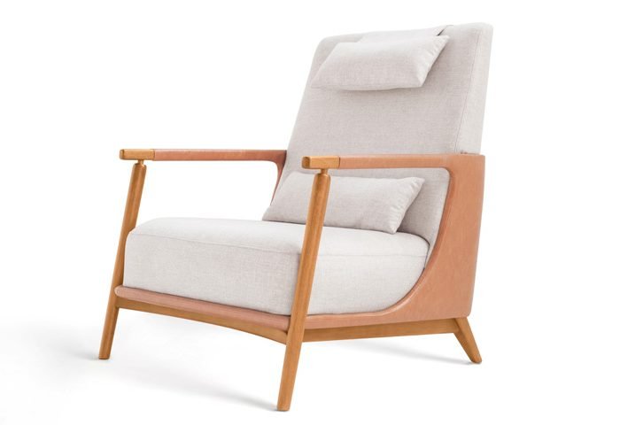 Na feira, a Pollus apresenta a Bárbara, uma poltrona de relaxamento cheia de personalidade, proporções generosas e design expressivo. Com seu espaldar alto e revestimento nos braços e em parte do encosto, nos encanta à primeira vista. A estrutura em madeira exibe encaixes precisos e perfis delgados, que dão um toque de leveza. Uma criação do studio Asadesign.