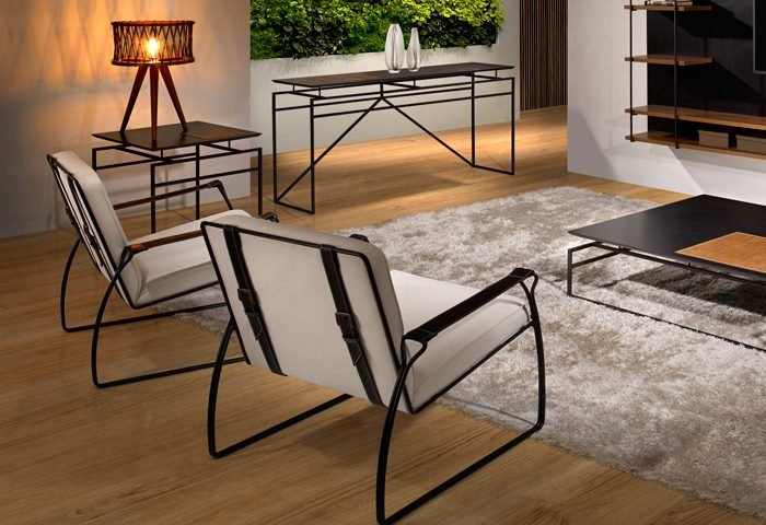 Com estrutura em metal e ferro maciço e pintura em epóxi, a poltrona Mitaly é o lançamento da Rudnick. Seu estofado com costura debrum evidencia o apoio de braço e cintas no encosto em material sintético e costura pesponto.