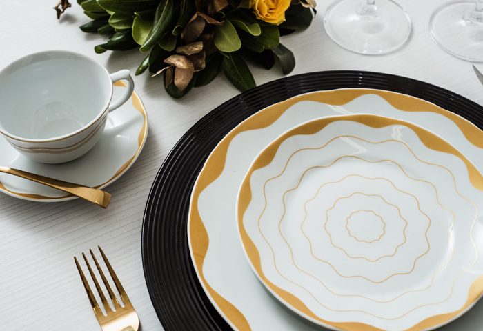 Especialista em estilo e tendência à mesa, Paulo Lara assina uma nova linha para a Schmidt. Uma explosão dourada, a decoração Brasilis valoriza o povo brasileiro, principal riqueza do país. 