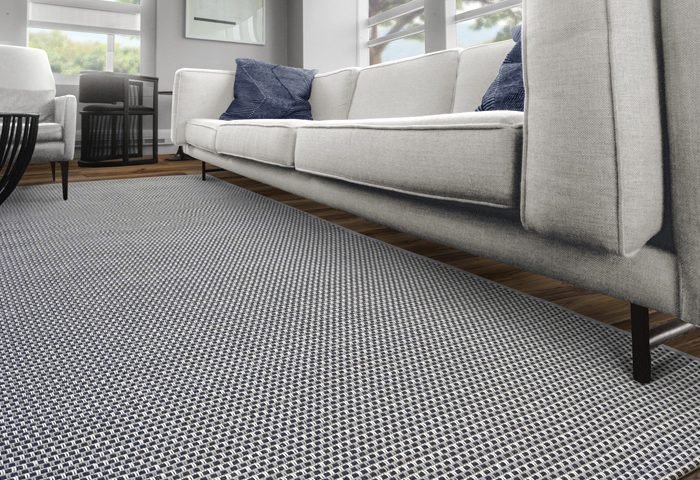 A Tapetes São Carlos apresenta a coleção Cotton Texture®. Produzidos com fios de algodão, de fonte sustentável e renovável e entrelaçados cuidadosamente na trama e urdume, os tapetes são resistentes e apresentam texturas incomparáveis. Criada para provocar e despertar o desejo de renovar a casa na nova década, a coleção apresenta uma variação de cores entre o azul e o cinza, conferindo elegância e simplicidade aos ambientes.