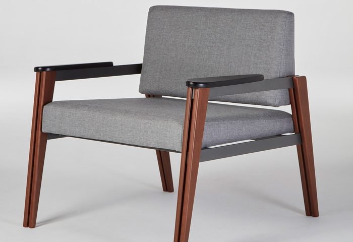 Entre as várias novidades que a Tumar trouxe para a ABIMAD’29, destaca-se a poltrona Vidia. Com design de Fabrício Roncca, a peça possui um conceito híbrido e une o metal, tecido e madeira resultando em uma poltrona atemporal e elegante, com grande flexibilidade de aplicação de materiais. 