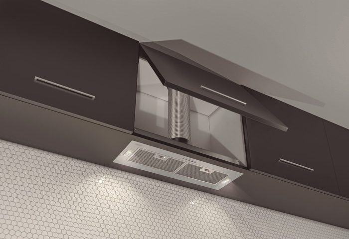 Coifa de embutir Incasso 75 Split, da Tramontina, o modelo vem ainda mais compacto e minimalista, ideal para projetos de móveis sob medida. Por causa do motor externo, ocupa pouco espaço dentro do móvel.