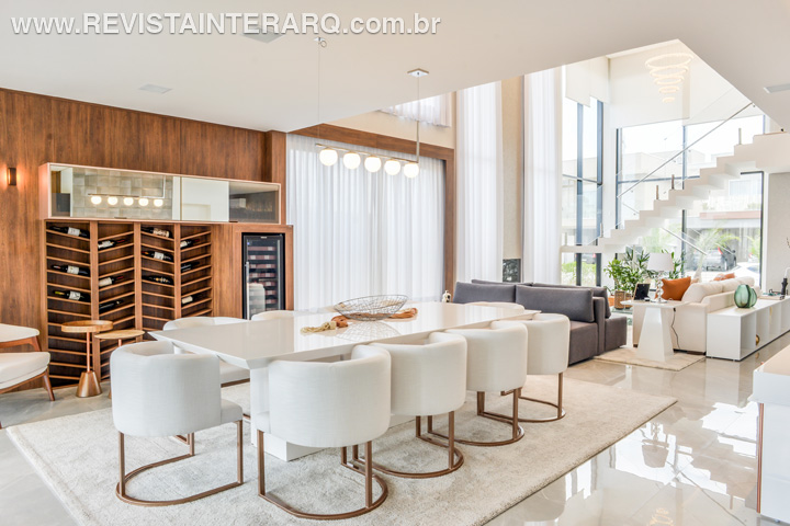 Neste projeto de interiores de Laire Lane, a premissa foi de uma linguagem com estilo contemporâneo - Revista InterArq | Arquitetura, Decoração, Design, Paisagismo e Lifestyle