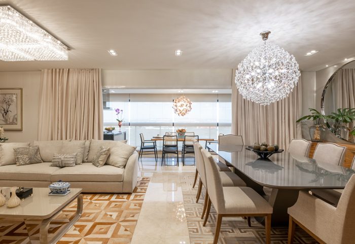 Neste décor clássico e sofisticado, o arquiteto Beto Gallo integrou dois apartamentos - Revista InterArq | Arquitetura, Decoração, Design, Paisagismo e Lifestyle