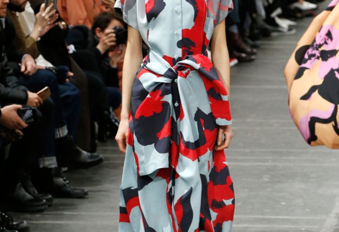 Com um desfile supermoderno e descontraído, a marca Issey Miyake trouxe acessórios desconstruídos, franjas e peças fluidas e coloridas
