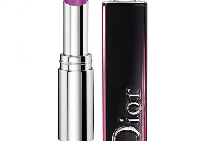 Pela primeira vez, a casa da Dior lança o Dior Lacquer Stick, uma nova geração de vernizes em um batom
