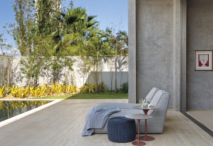 A piscina foi revestida com pedra Hijau (CJÔ Revestimentos) e recebeu móveis da Tidelli (Perfil Casa). O paisagismo da Biodomus deu destaque ao espaço
