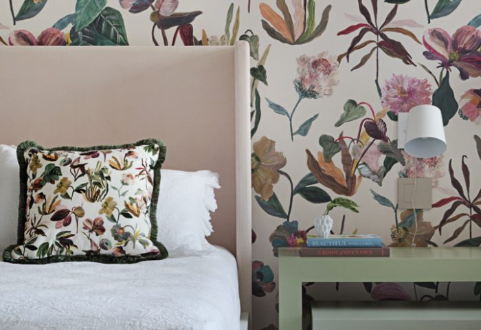 Com atmosfera delicada, o dormitório possui papel de parede floral e almofada com a mesma estampa (Branco Papel de Parede), cabeceira em tecido de veludo rosa da Entreposto e mesa lateral (ambos da Marcenaria Coghi & Silva). Luminária da Cristiana Bertolucci e piso em madeira da Indusparquet (Art Parquet)