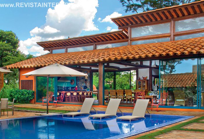 Esparramada pelo terreno de 2 mil m² à beira de uma represa, esta casa de veraneio tem ares de pousada chique - Revista InterArq | Arquitetura, Decoração, Design, Paisagismo e Lifestyle