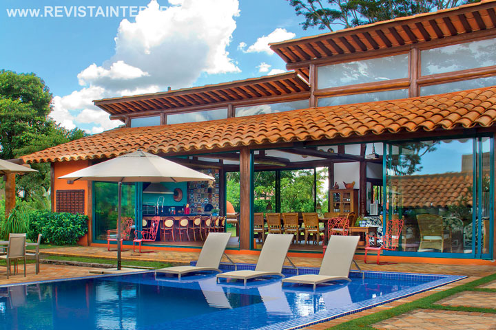 Esparramada pelo terreno de 2 mil m² à beira de uma represa, esta casa de veraneio tem ares de pousada chique - Revista InterArq | Arquitetura, Decoração, Design, Paisagismo e Lifestyle