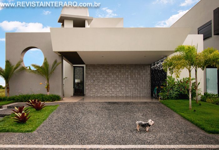 Esta residência receptiva possui espaços integrados e iluminados - Revista InterArq | Arquitetura, Decoração, Design, Paisagismo e Lifestyle