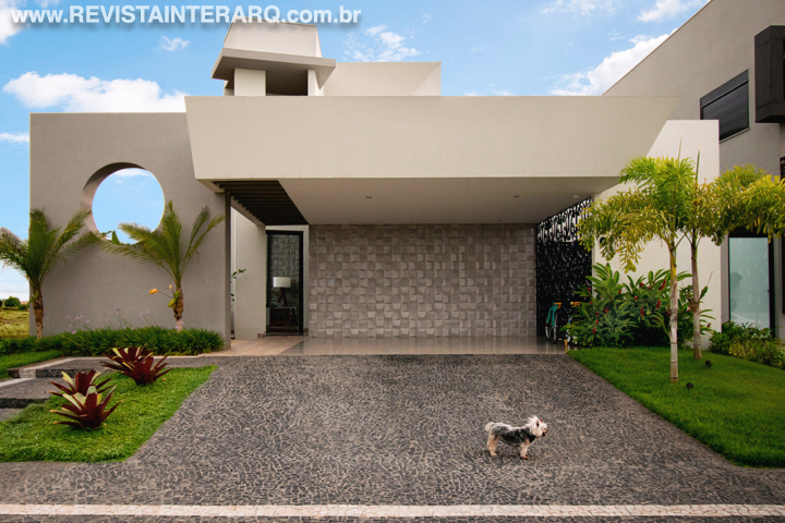 Esta residência receptiva possui espaços integrados e iluminados - Revista InterArq | Arquitetura, Decoração, Design, Paisagismo e Lifestyle