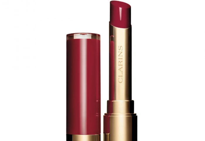 Da Clarins, batom Joli Rouge Lacquer 762, em que o resultado é uma cor intensa e impactante