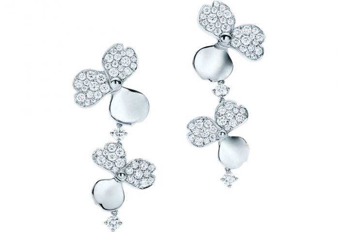 Da linha Paper Flowers, Tiffany&Co, os brincos Cluster em Platina com diamante
