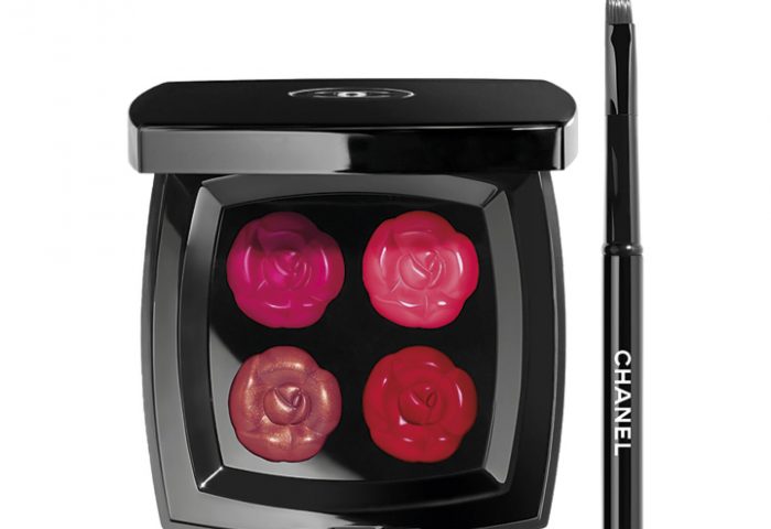 Criada exclusivamente para a coleção La Fleur et L’Eau de CHANEL, esta paleta de lábios de edição limitada apresenta quatro tons luminosos de vermelho e rosa inspirados em pétalas em relevo com um design exclusivo de camélia