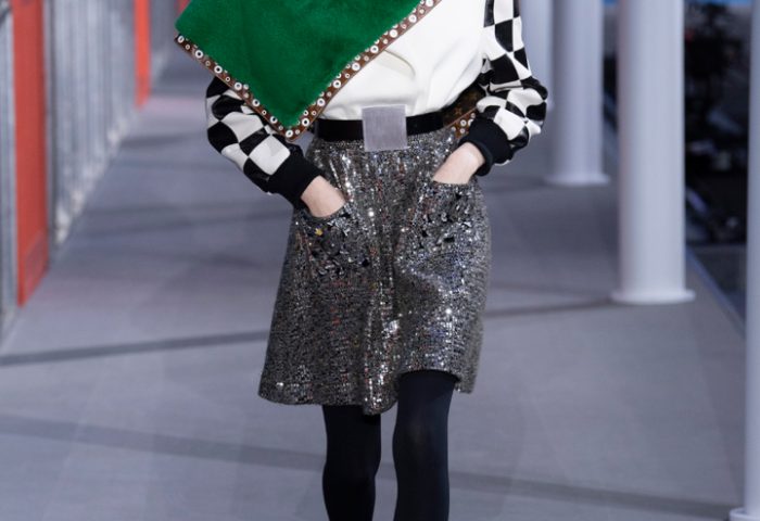 Nicolas Ghesquière apresentou mais uma coleção na Louis Vuitton com diversas referências de diferentes séculos que se mesclam ao estilo retrofuturista, uma das principais marcas do estilista. Inúmeras texturas, camadas, sobreposições e uma ampla cartela de cores foram alguns dos destaques da passarela