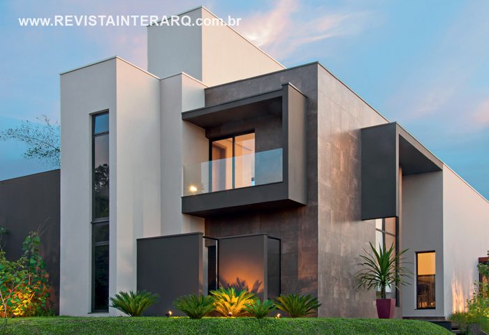 Para valorizar as linhas retas e os volumes geométricos deste projeto de arquitetura de Alessandra Casseb, a profissional realizou uma minuciosa seleção de materiais - Revista InterArq | Arquitetura, Decoração, Design, Paisagismo e Lifestyle