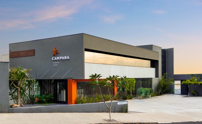 Com tecnologia exclusiva, este centro de bem-estar projetado por Mário Lauris Jr. conta com a modernidade e o conforto para garantir uma experiência de cuidado única - Revista InterArq | Arquitetura, Decoração, Design, Paisagismo e Lifestyle