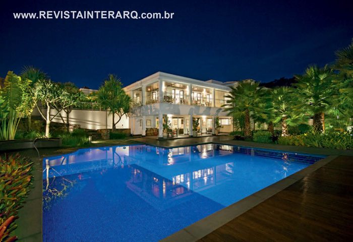 Com medidas generosas, este projeto criado pela arquiteta Cristina Salomão revela o gosto da família em receber e viver integrada ao verde - Revista InterArq | Arquitetura, Decoração, Design, Paisagismo e Lifestyle