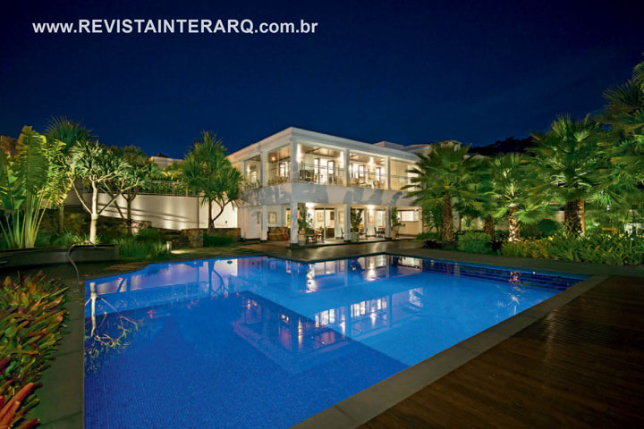 Com medidas generosas, este projeto criado pela arquiteta Cristina Salomão revela o gosto da família em receber e viver integrada ao verde - Revista InterArq | Arquitetura, Decoração, Design, Paisagismo e Lifestyle