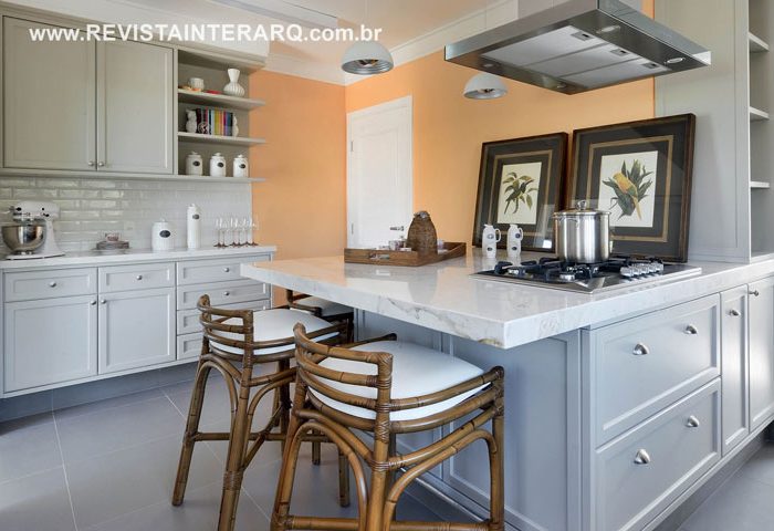 Inspirado nas cores e elementos da natureza, este projeto de Mariana Trinca Junqueira conta com tonalidades sóbrias e revestimentos nobres - Revista InterArq | Arquitetura, Decoração, Design, Paisagismo e Lifestyle
