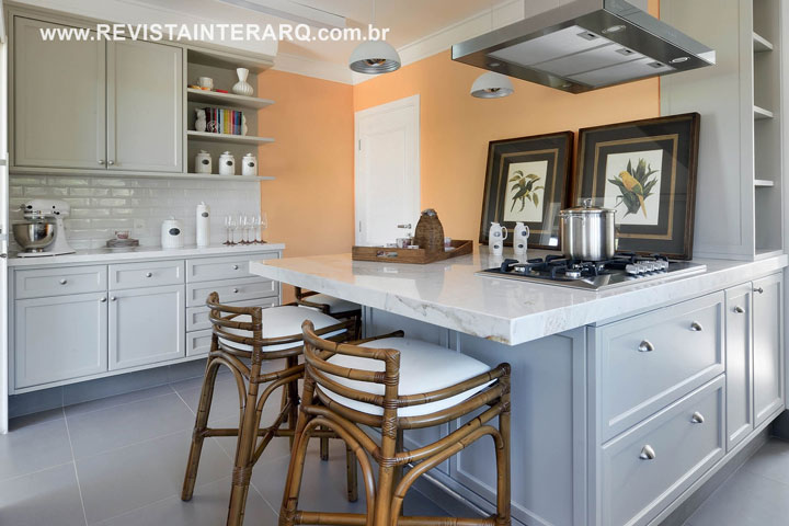 Inspirado nas cores e elementos da natureza, este projeto de Mariana Trinca Junqueira conta com tonalidades sóbrias e revestimentos nobres - Revista InterArq | Arquitetura, Decoração, Design, Paisagismo e Lifestyle