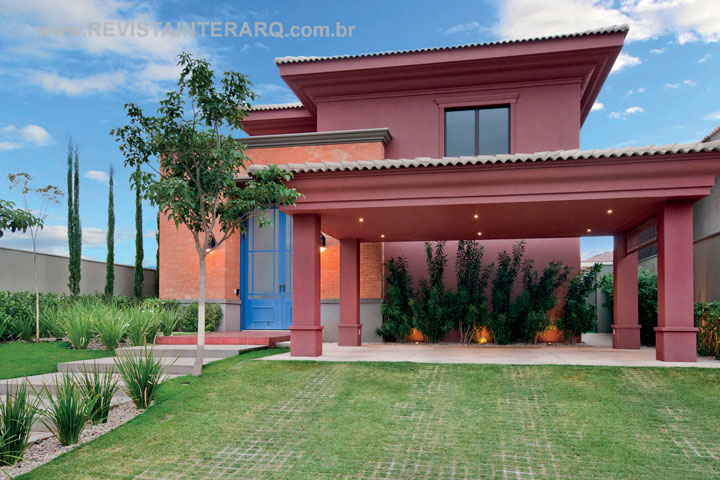 Este projeto de construções coloridas ganhou elementos clássicos - Revista InterArq | Arquitetura, Decoração, Design, Paisagismo e Lifestyle
