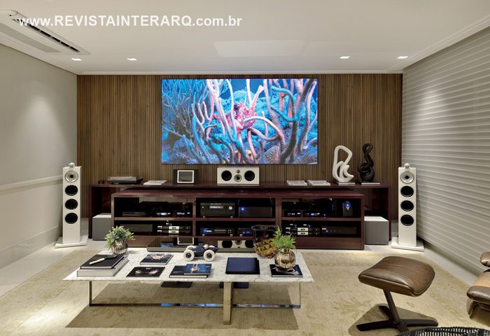 Na foto, o projeto do arquiteto Lucas da Matta Serra tem a automação da iluminação e do ar-condicionado totalmente inteligentes, garantindo redução no consumo de energia, e podem ser controlados à distância ou automaticamente através de sensores programados. No home theater, o áudio e o vídeo de qualidade tornam as experiências de entretenimento ainda mais divertidas (toda automação da Automundi