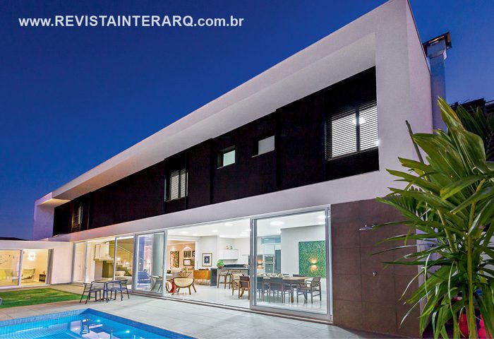 Neste projeto de Fagner Mendes Gava, os elementos arquitetônicos com geometria acentuada instigam a imaginação - Revista InterArq | Arquitetura, Decoração, Design, Paisagismo e Lifestyle