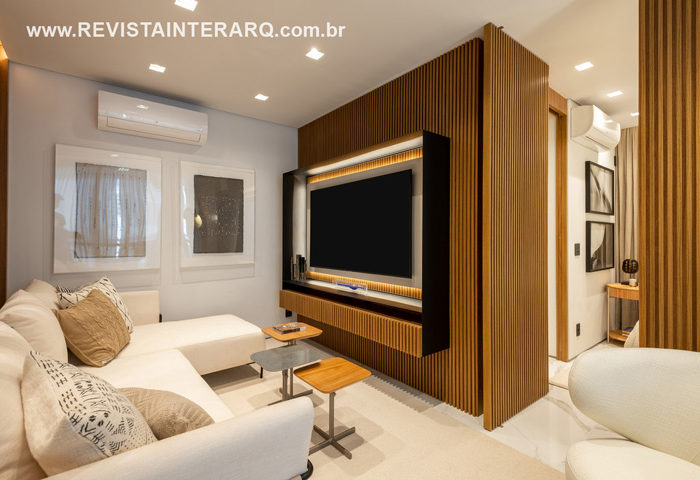 Com uma paleta de cores neutras, este projeto de interiores criado pelo escritório Habitat Projetos Inteligentes apostou na marcenaria para setorizar as áreas - Revista InterArq | Arquitetura, Decoração, Design, Paisagismo e Lifestyle