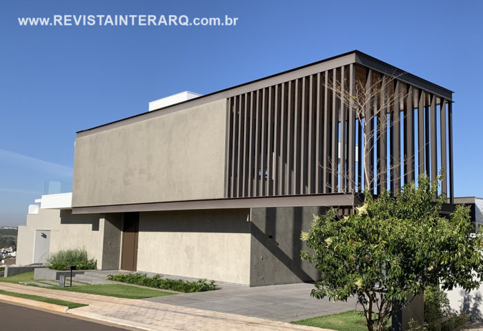 Pensada como um refúgio esta casa ganhou uma fachada sem aberturas para a rua - Revista InterArq | Arquitetura, Decoração, Design, Paisagismo e Lifestyle