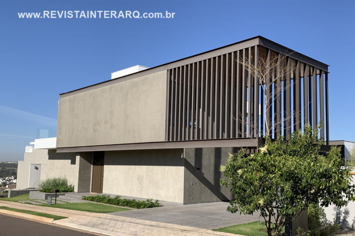 Pensada como um refúgio esta casa ganhou uma fachada sem aberturas para a rua - Revista InterArq | Arquitetura, Decoração, Design, Paisagismo e Lifestyle