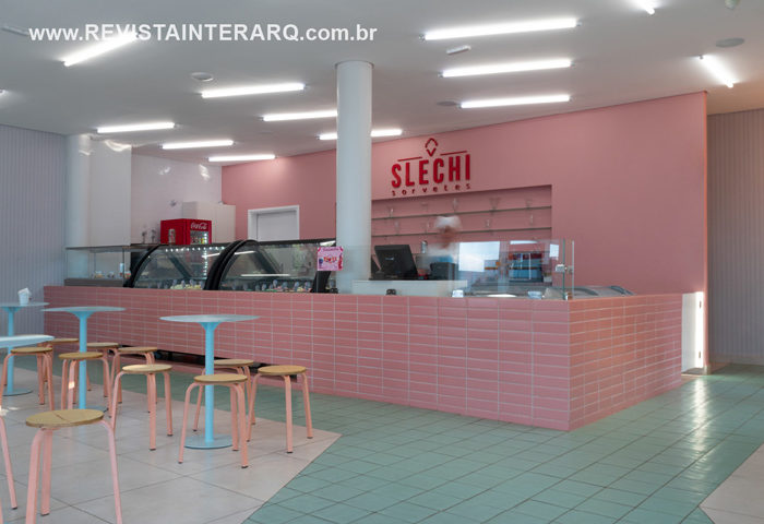 Para remeter a uma sorveteria da infância, este projeto de arquitetura e interiores da Mora Estúdio apostou em elementos lúdicos - Revista InterArq | Arquitetura, Decoração, Design, Paisagismo e Lifestyle